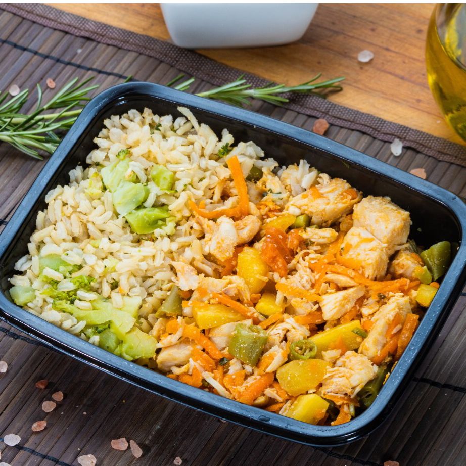 Arroz integral com frango em cubos