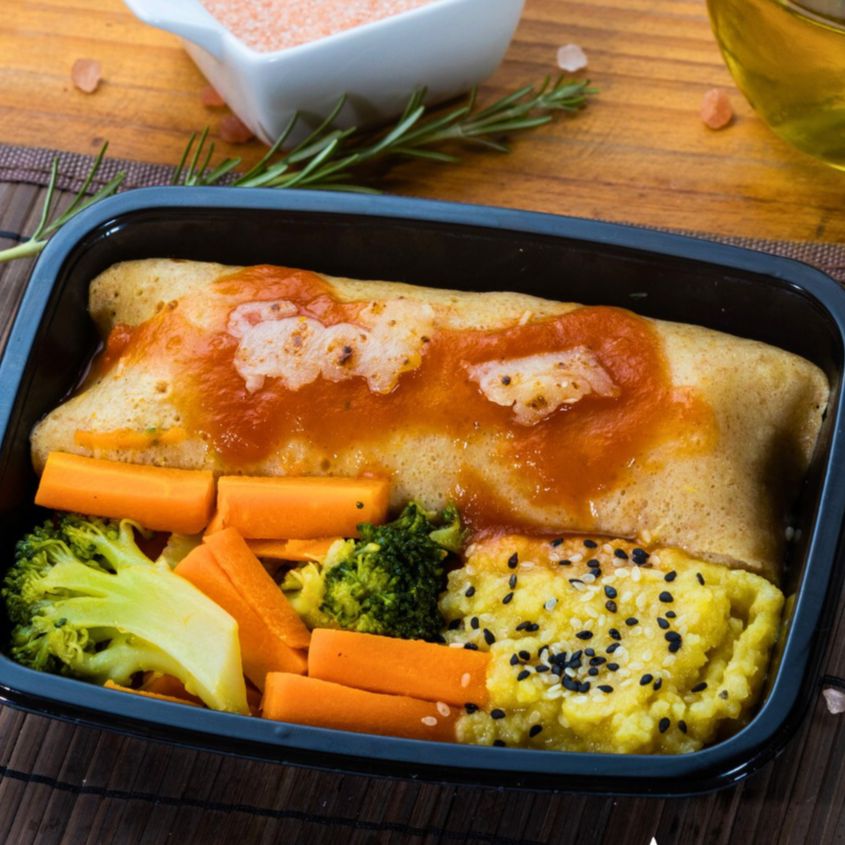Panqueca integral de frango com legumes